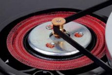 Thorens  TD 309 Silnik asynchroniczny DC zawieszony jest na dw�ch spr�ystych elementach, takich samych jak dolne zawieszenie g�o�nika.